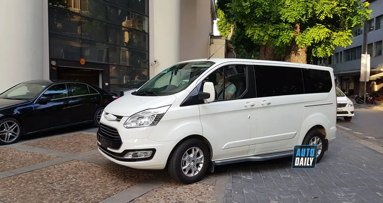 FORD TOURNEO CHE LOGO LĂN BÁNH TRÊN ĐƯỜNG PHỐ HÀ NỘI, SẼ SỚM RA MẮT!