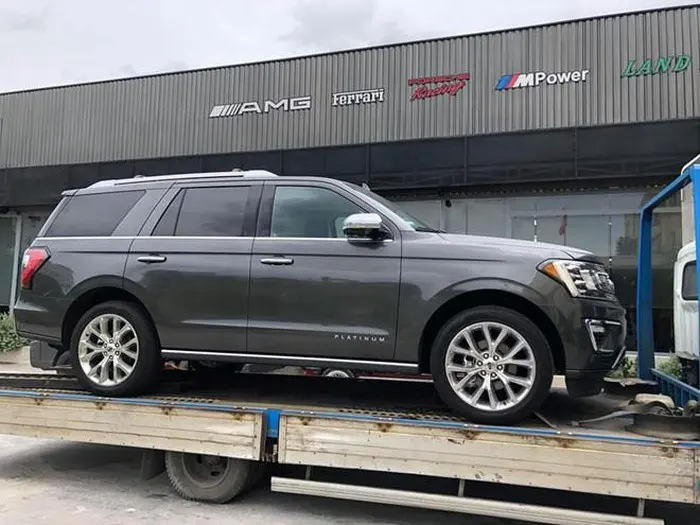 SUV ‘khủng long’ Ford Expedition thế hệ mới đầu tiên cập bến Việt Nam