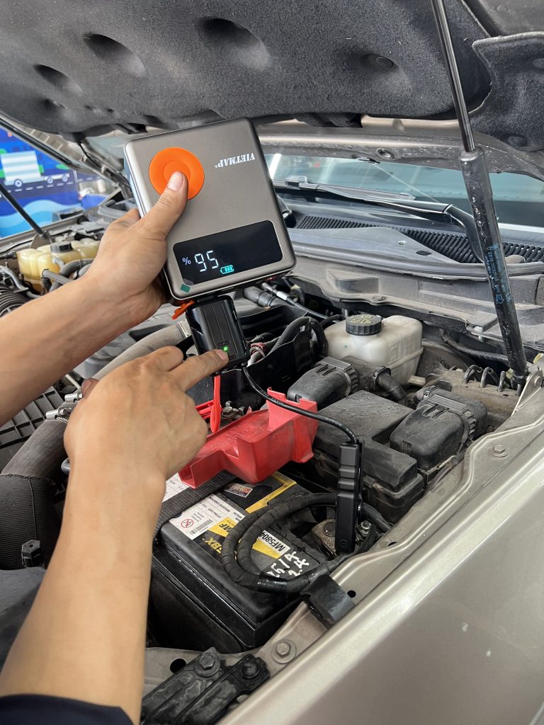 Bơm lốp kiêm kích bình ắc quy ô tô