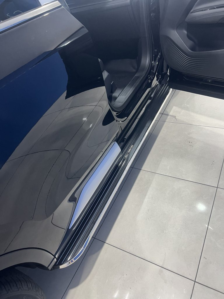 Bậc lên xuống xe Ford Territory