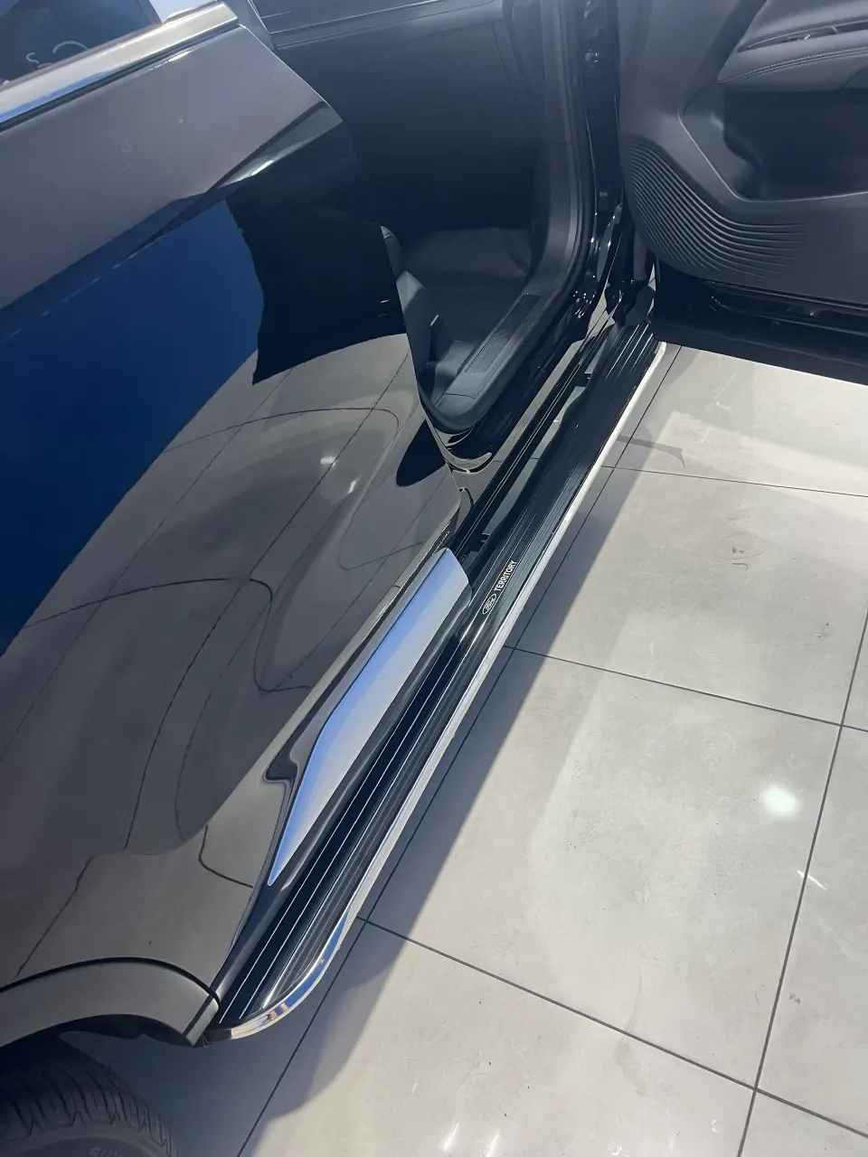 Bậc lên xuống xe Ford Territory
